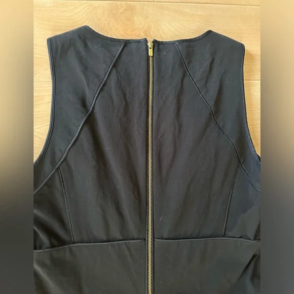 🌻 2/$10 Banana Republic black v neck sleeveless dress size 8 gold back zipper - Picture 10 of 10